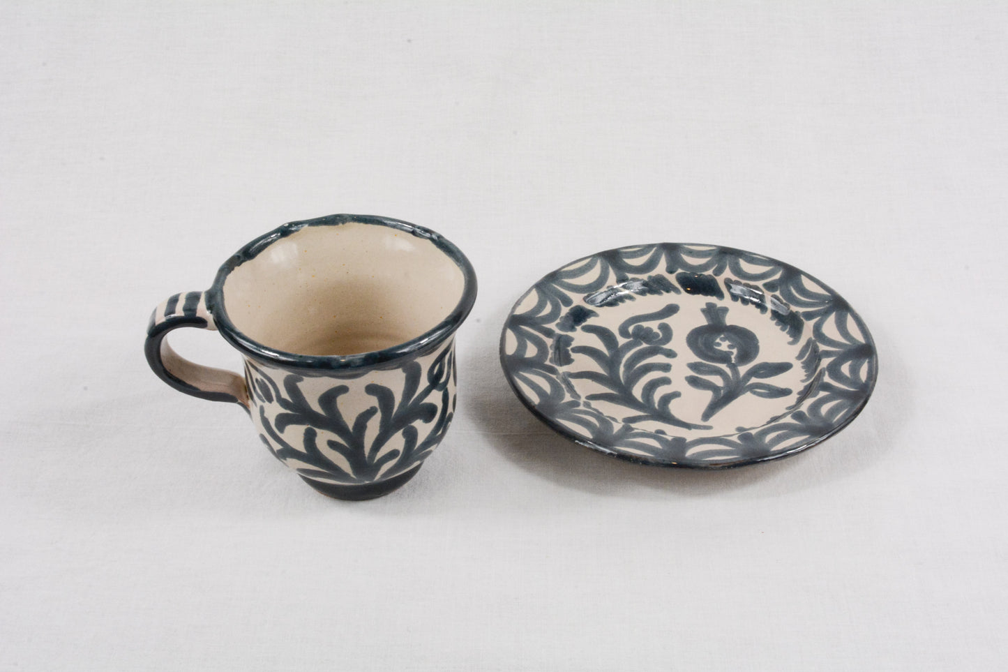 Taza de café azul con plato