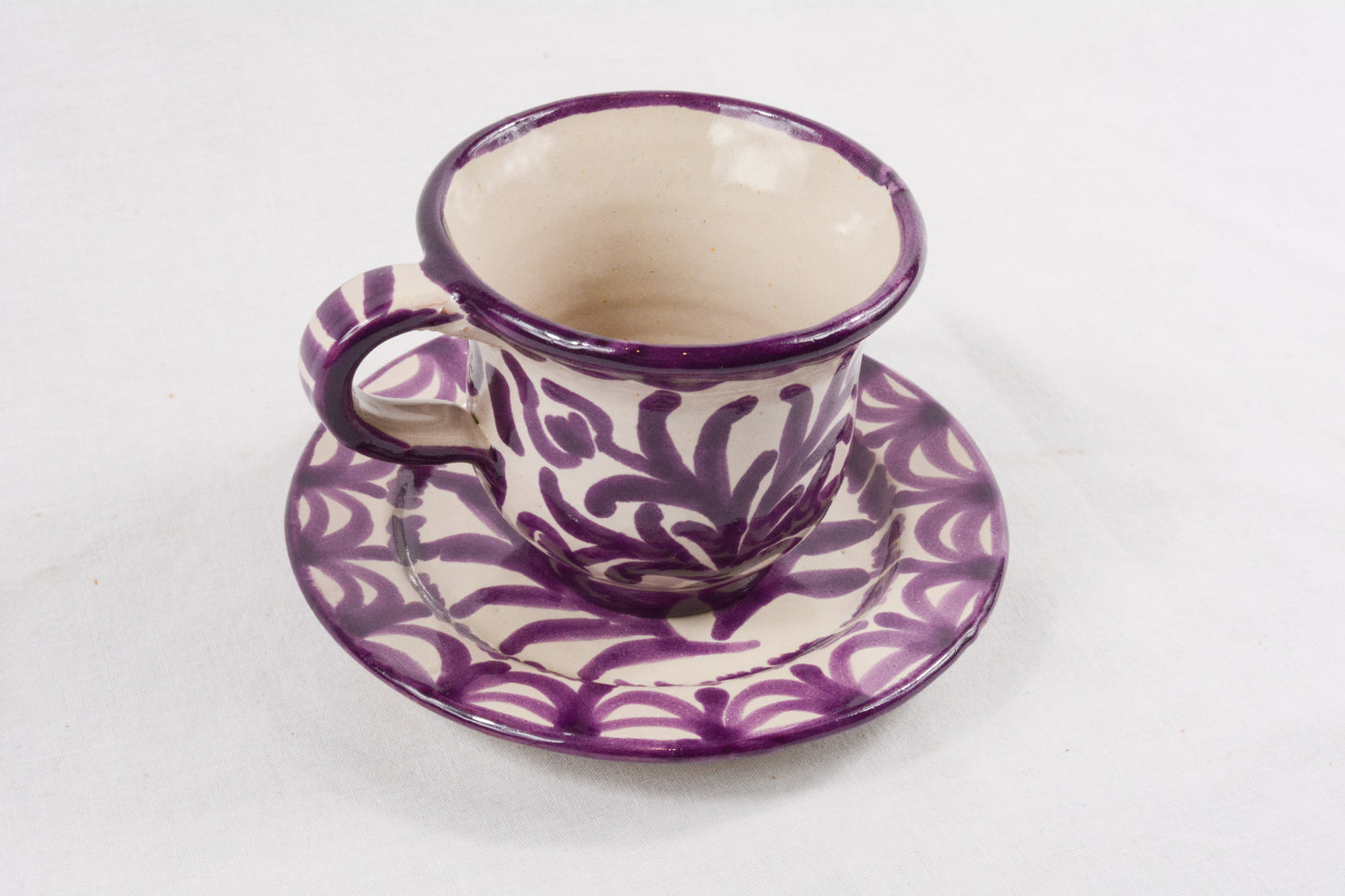 Taza de café con plato morado