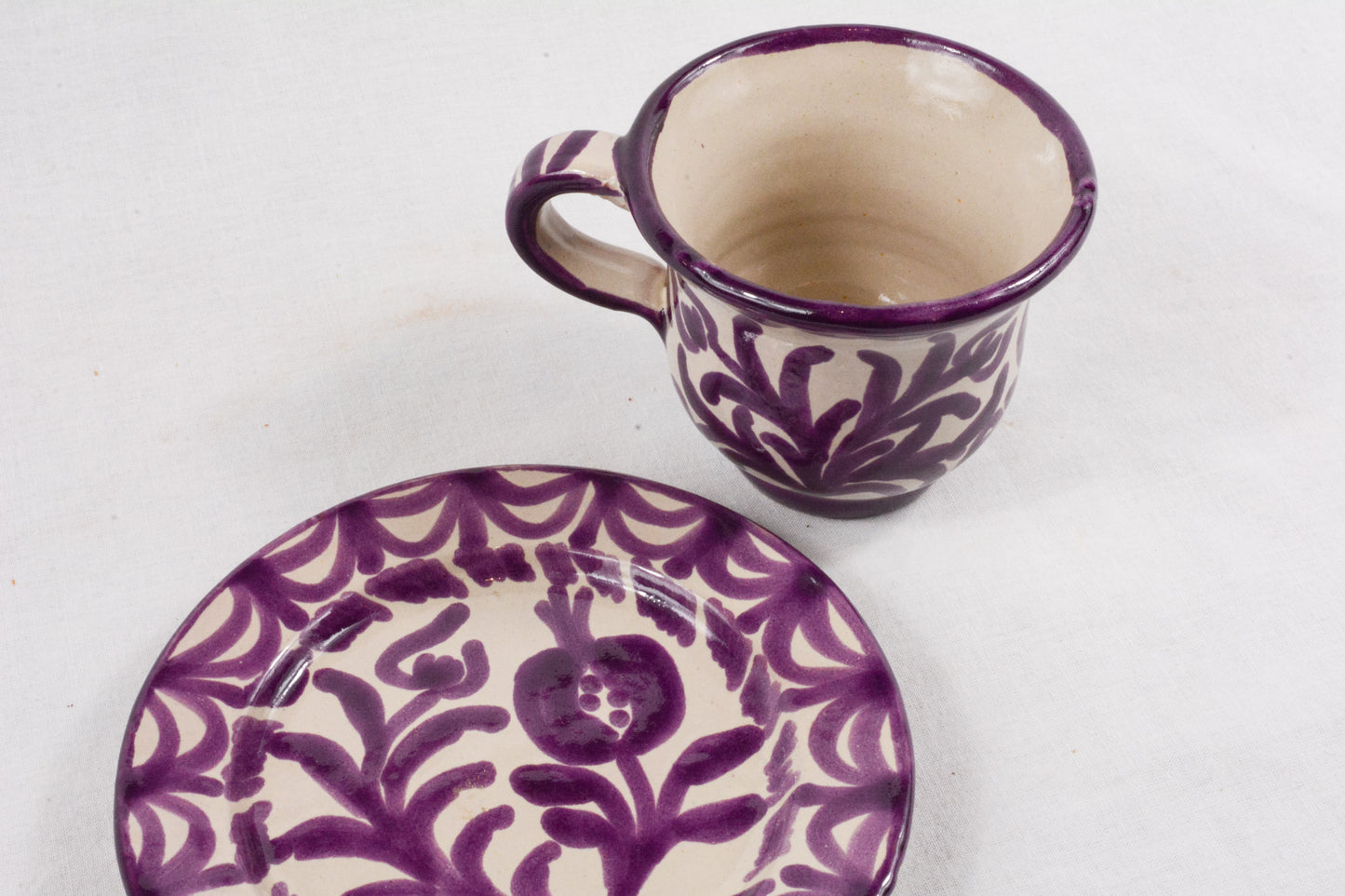 Taza de café con plato morado