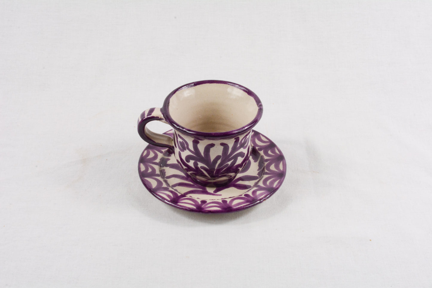 Taza de café con plato morado