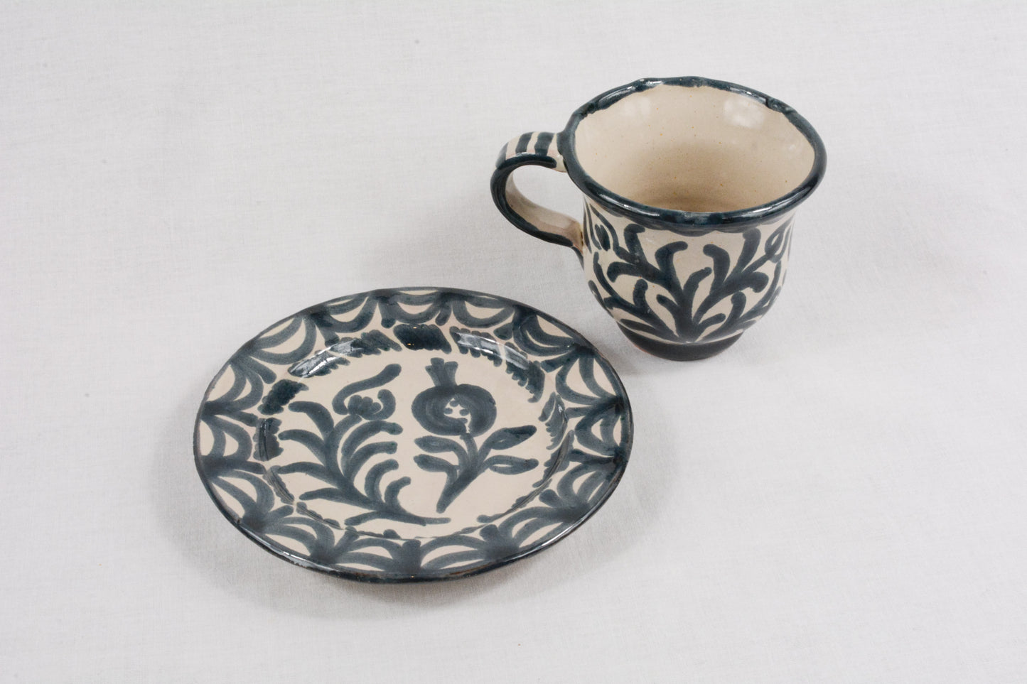 Taza de café azul con plato